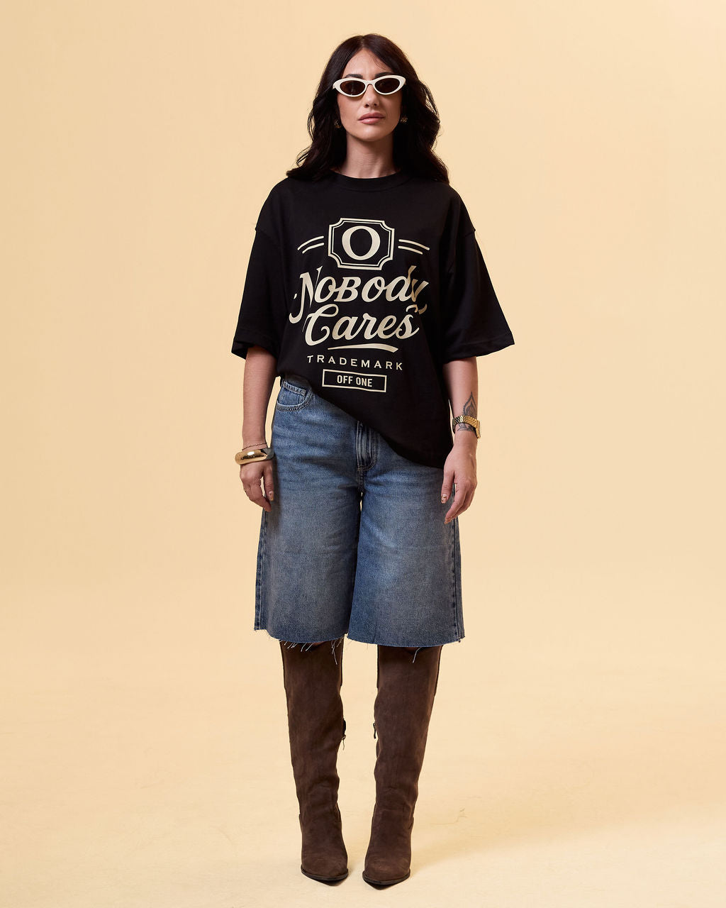 T-SHIRT " NOBODY CARES "