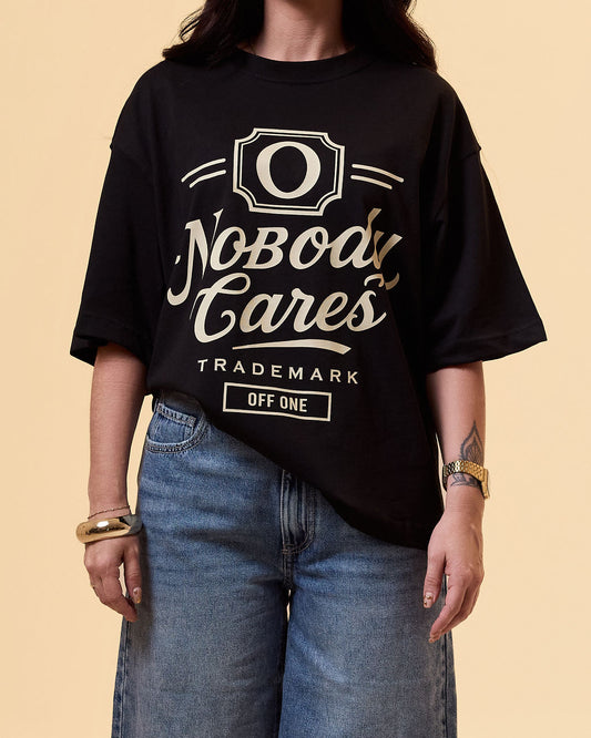 T-SHIRT " NOBODY CARES "