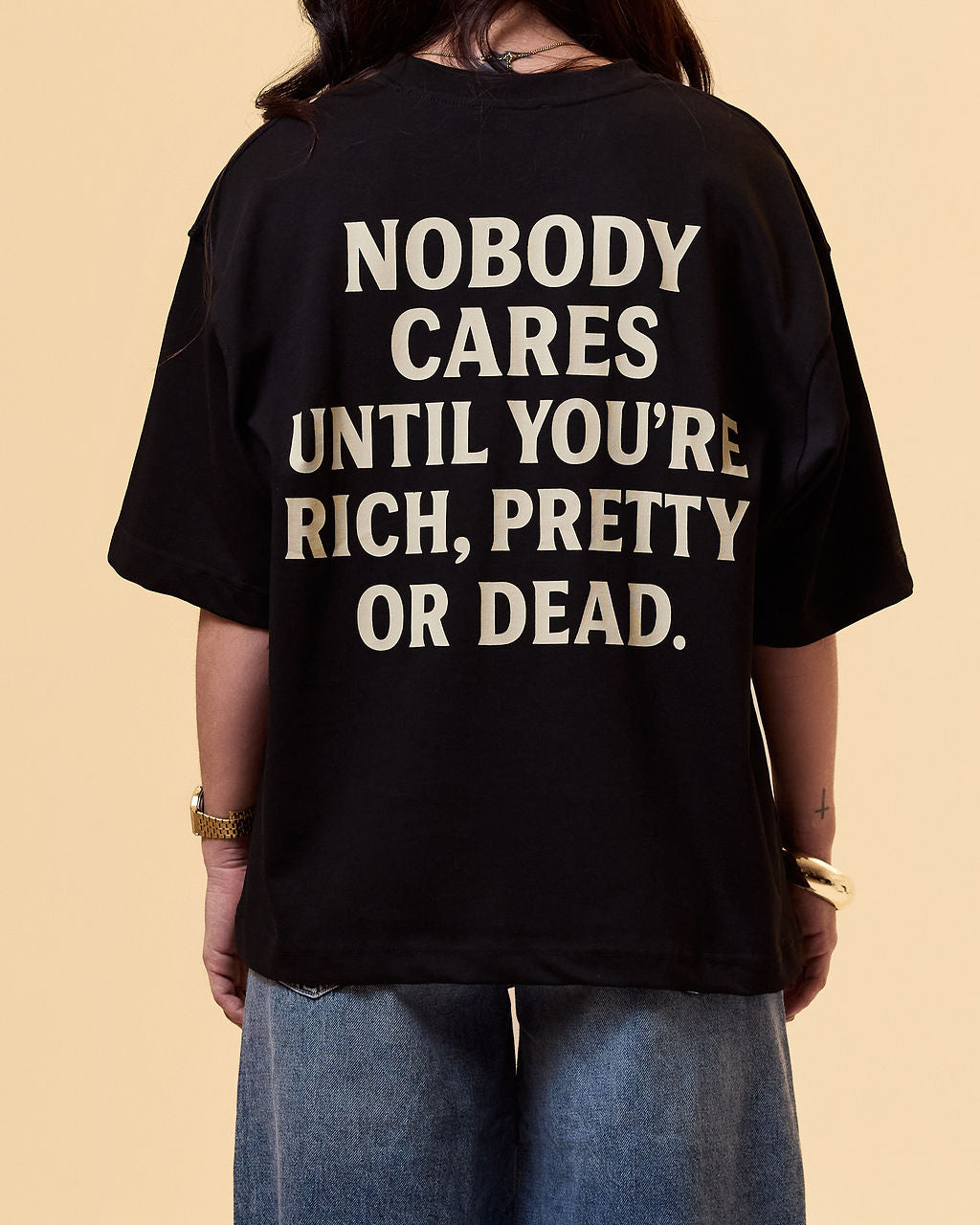 T-SHIRT " NOBODY CARES "
