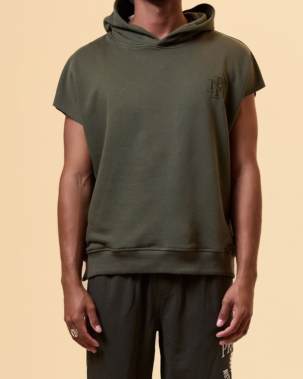 SWEAT A CAPUCHE SANS MANCHE