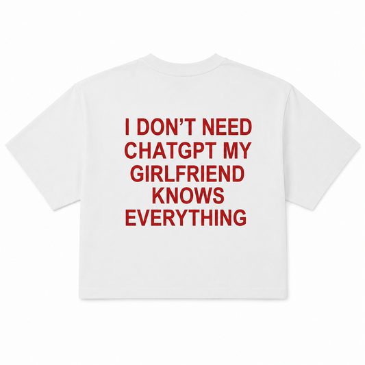 T-SHIRT BOXY « I DON'T NEED CHATGPT MY GIRLFRIEND
KNOWS
EVERYTHING »